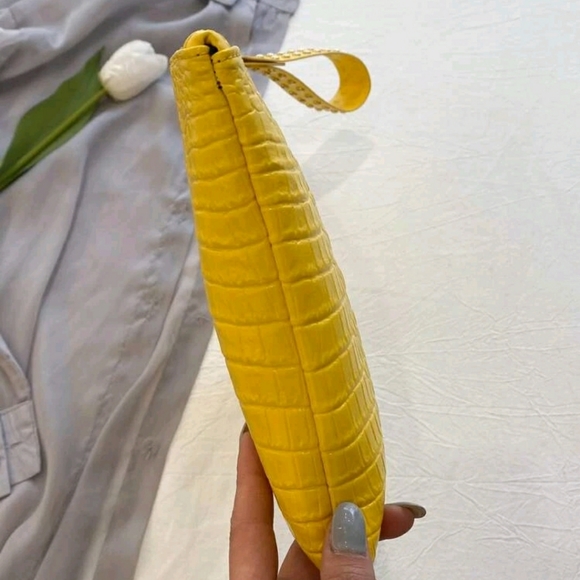 🎉❤HOST PICK❤Yellow Studded Croc Embossed Clutch - Picture 3 of 5